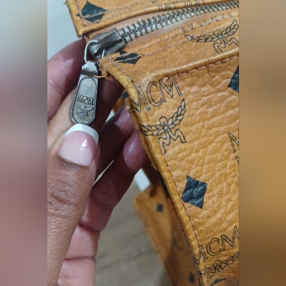 COPY - MCM shoulder bag with matching card holder - Picture 4 of 11